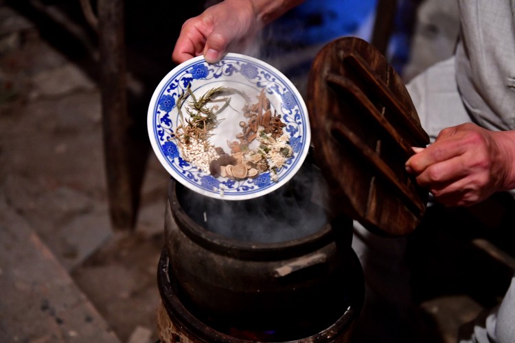 草药入锅的顺序很有讲究.jpg