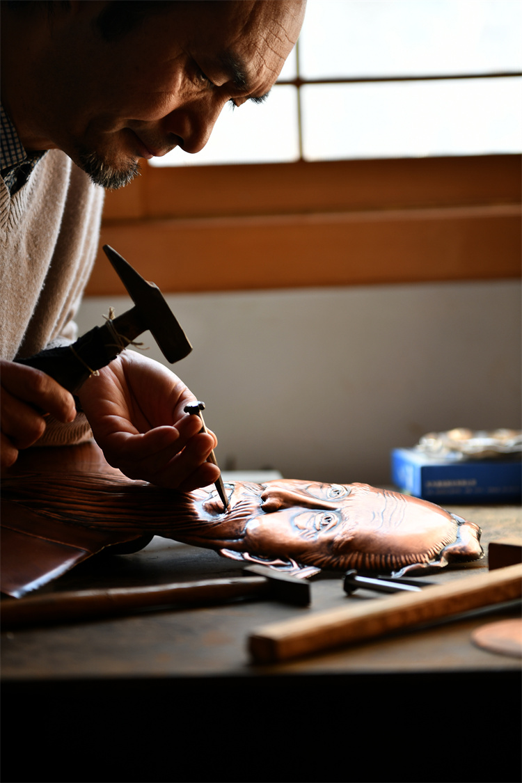 铁笔良工写众生，古老工艺开新花