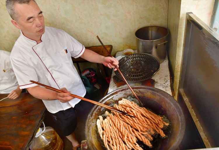 非遗传承人张新生在炸麻花.jpg.jpg