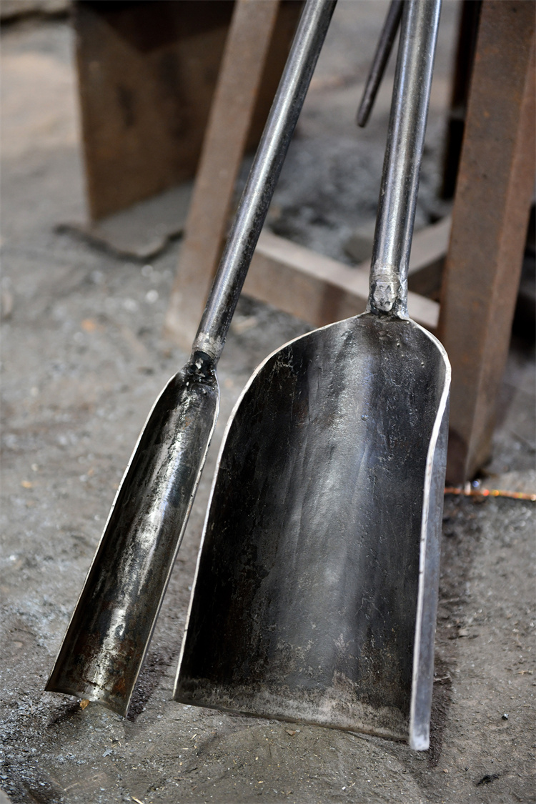 锻造出的大铲和小铲.jpg