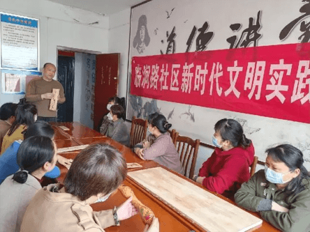 洛阳西工区：烙画非遗进社区 近距离感受文化之美