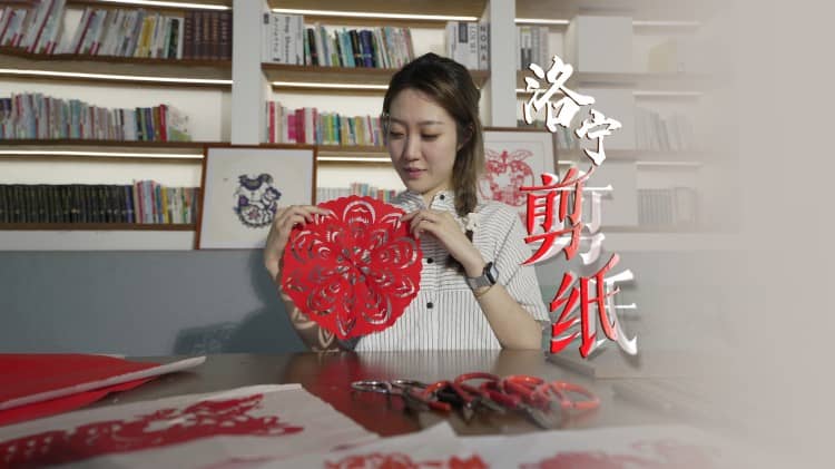 《杨欣钰：手中剪纸 瓷上生花》