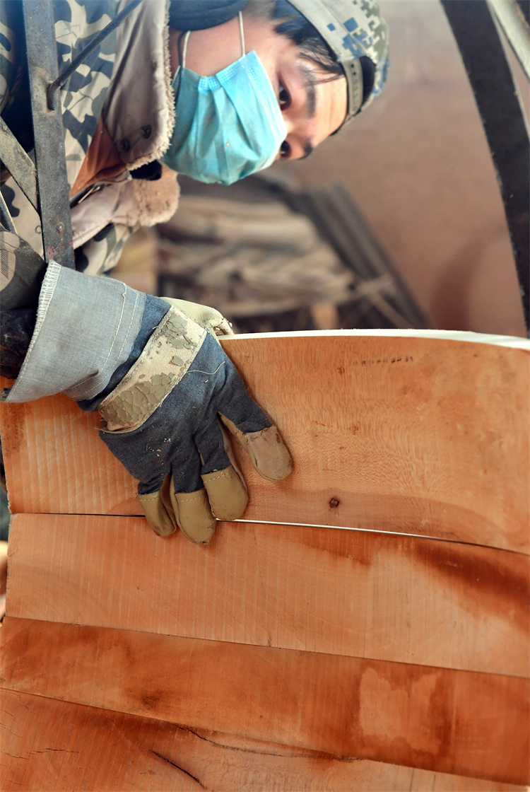 父子联手传承制鼓技艺