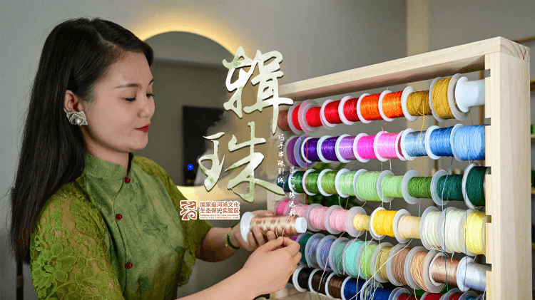 《楚蒙丹：巧手串珠引线 匠心织锦添彩》