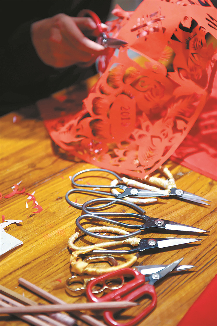 心中描样剪下生花