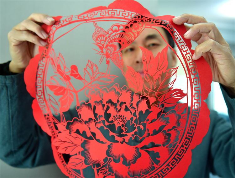 精雕细琢，纸上刻世界