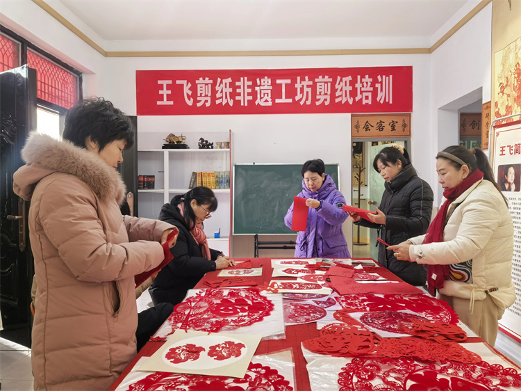 国家级河洛文化生态保护实验区“洛艺生辉 福送万家”非遗工坊送福活动圆满举行